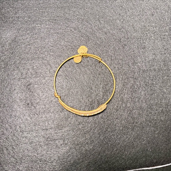 Chic Gold Feather Bracelet - Picture 3 of 4